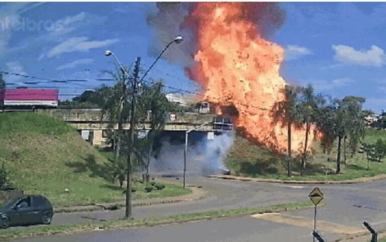 Caminhão-tanque explode após colisão e motorista pula de viaduto no Paraná; veja vídeo