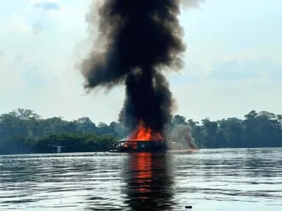 PF e Ibama desativam 20 balsas de garimpo ilegal em Mato Grosso