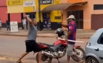 Homens brigam com “facão” após discussão em frente a distribuidora em Juína MT