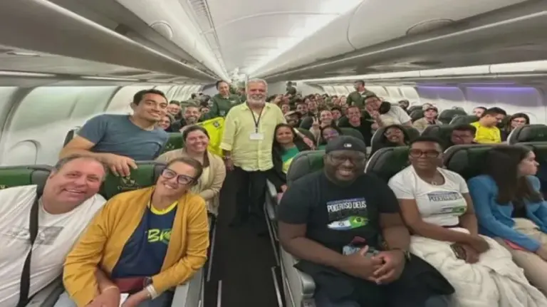 Brasileiros comemoram dentro do avião da FAB após serem resgatados de Israel