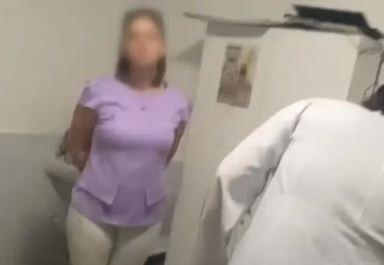 Mulher de ginecologista agride jovem durante consulta por conta de ciúmes.