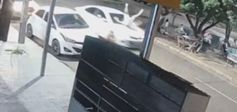 Pedestre corre para atravessar e é atropelado em avenida de Sinop