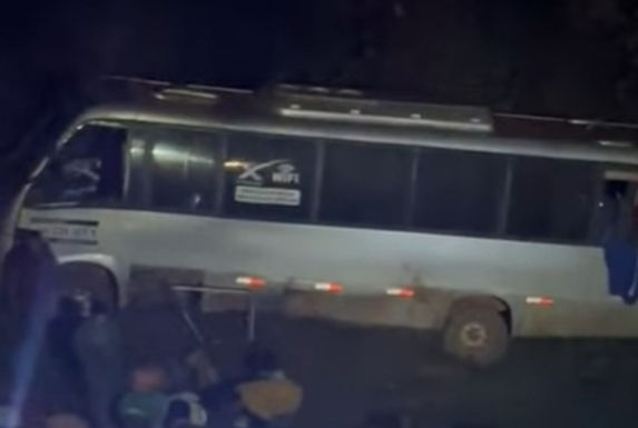 Duas pessoas morrem e 16 ficam feridas em acidente com micro-ônibus na BR-230