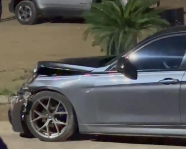 Jovem perde controle de BMW após “drift” e atinge dois carros na Avenida Magda de C. Pissinatti, em Sinop.