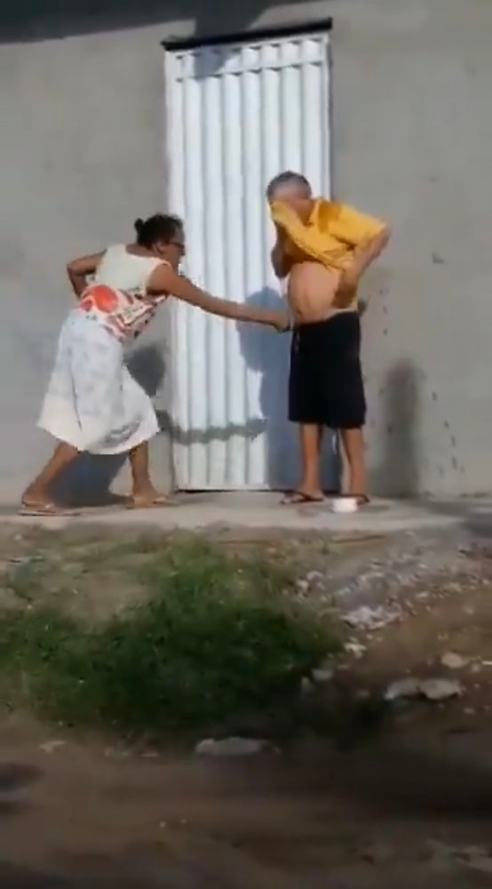 Idosa coloca fogo em homem enquanto cobrava dívida
