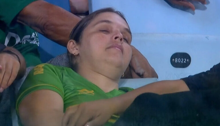 Mulher dorme no meio do jogo entre Cuiabá e Corinthians e viraliza nas redes sociais