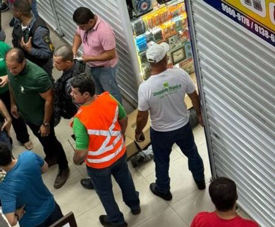 Dois homens são mortos a tiros e outros dois ficam feridos dentro de shopping em Cuiabá; vídeo