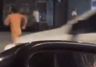 Homem sai pelado pela rua, leva tapa na bunda e fica furioso
