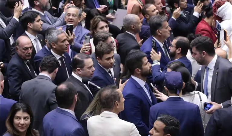 Votação da urgência da anistia é garantida por dobradinha Centrão-oposição e infidelidade de partidos do governo; veja votos