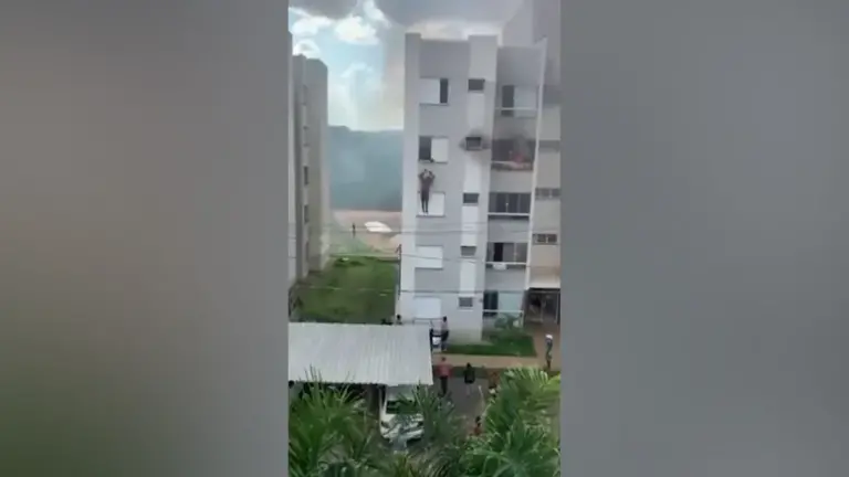 Criança ateia fogo em sofá, provoca incêndio e avós pulam do 4º andar