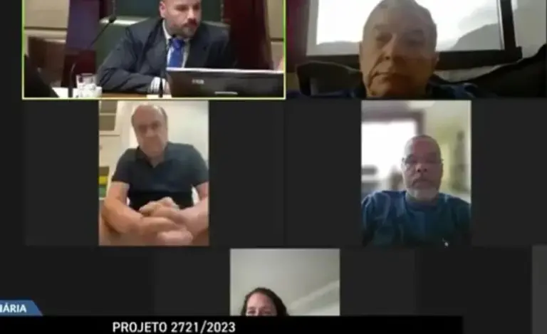 Ex-prefeito, Cesar Maia aparece sem calça no vaso sanitário durante sessão da Câmara do Rio