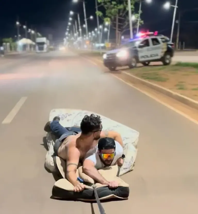 Influencer é preso em MT após ‘surfar’ em colchão puxado por caminhonete; veja vídeo