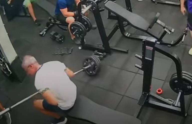 Homem morre após ser atingido por barra de supino em academia; vídeo mostra momento