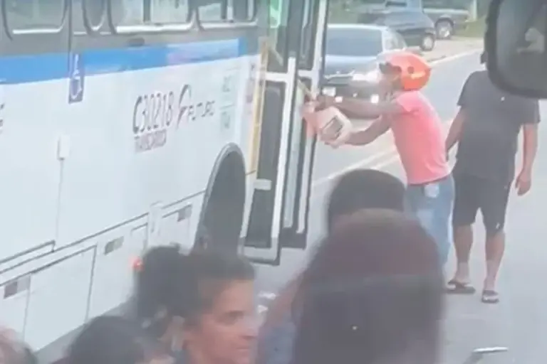Veja vídeo de veículo sendo incendiado no Rio: “Tem gente no ônibus!”