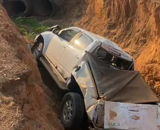 Sinop MT | Caminhonete cai em valetão após ser atingida por outro veículo