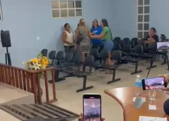 Mulher de vereador chama servidora de “piranha” e dá tapa no rosto em Rosário Oeste MT