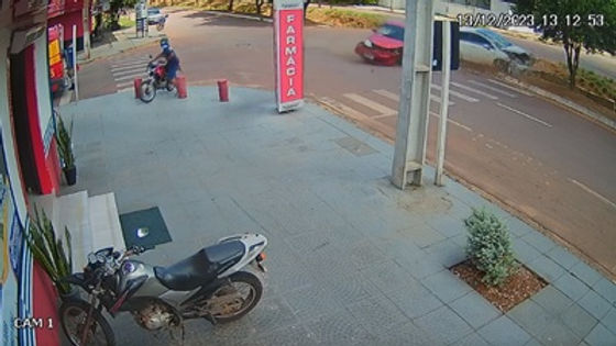 Carro cai dentro de valeta depois de acidente na Avenida Pinheiros – VIDEO
