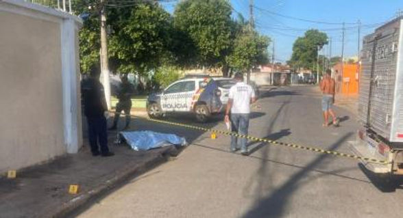 Câmera flagra professor sendo esfaqueado até a morte no meio da rua por traficante em Várzea Grande