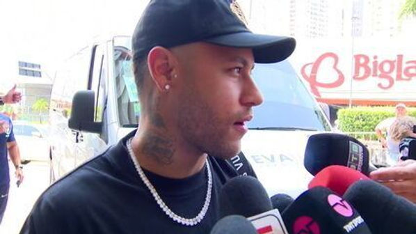 Neymar chega em Cuiabá e completa elenco da Seleção Brasileira