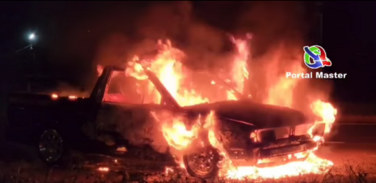 VÍDEO: Carro é consumido pelo fogo na BR-163 em Sinop