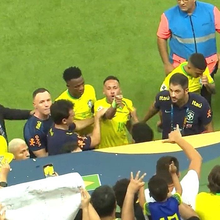 Neymar é atingido por saco de pipoca após empate e se irrita com torcedor em Cuiabá