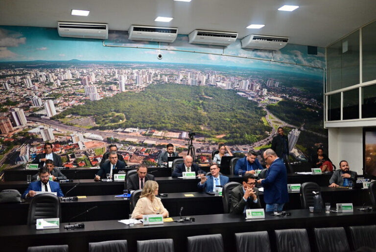 Vereadores abrem comissão que pode cassar Emanuel prefeito de Cuiabá