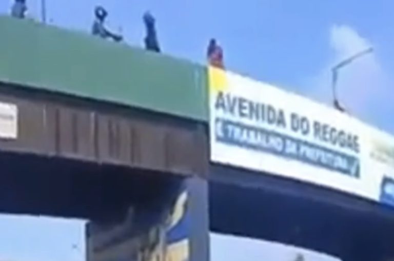 Motociclista perde o controle e despenca de viaduto.