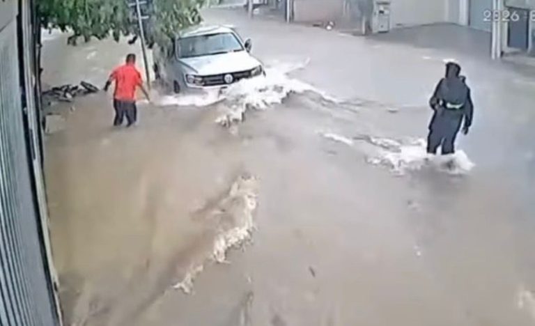 Vídeo mostra momento em que aposentado de 75 anos cai e é arrastado pela chuva; vítima morreu.