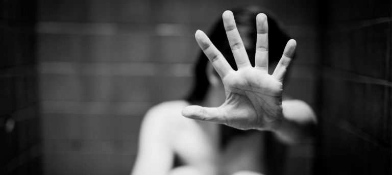 Homem invade casa de madrugada e abusa mulher enquanto ela dormia.