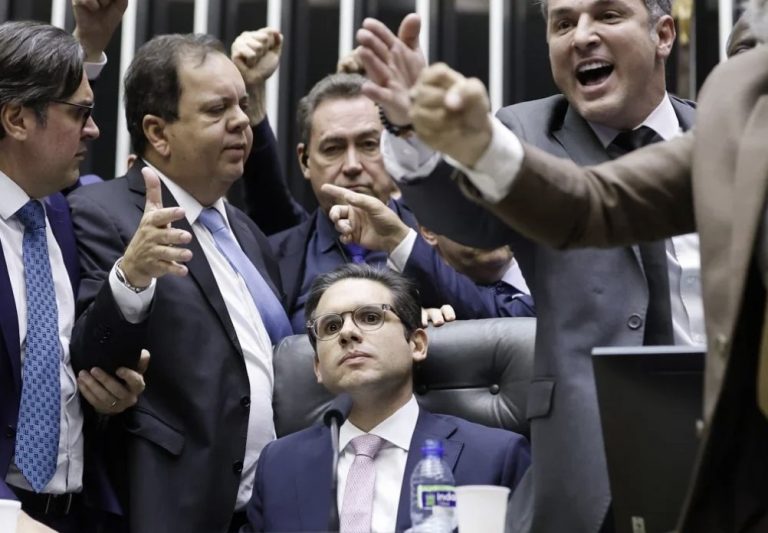 Congresso aprova reajuste para servidores do Senado e da Câmara de até 100% e abre brecha para pagamentos acima do teto.