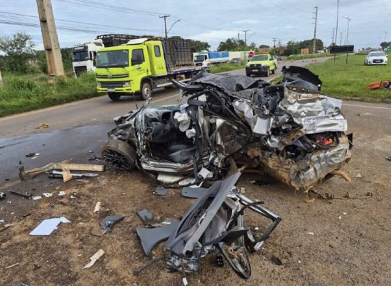 Acidente com HB20, carreta e caminhão deixa feridos e vítima presa às ferragens em Sinop.