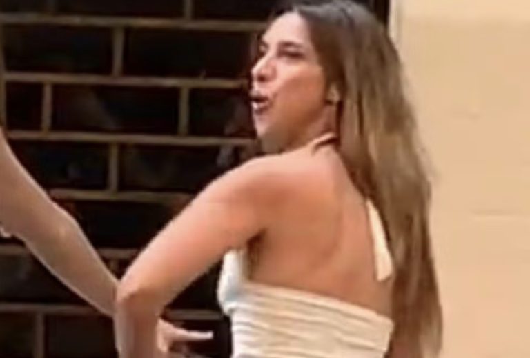 Advogada argentina que imitou um “macaco”para brasileiro em Ipanema, tem prisão decretada e vira ré por injúria racial; veja o vídeo.