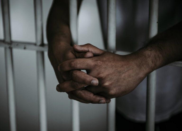 Saiba quem é o prefeito condenado a mais de 30 anos por estuprar cinco crianças, que se livrou da cadeia e vai para a prisão domiciliar em MT.