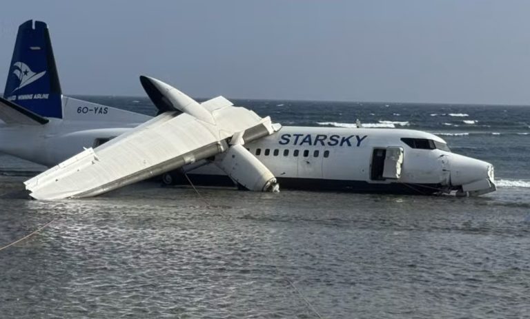 VÍDEO: Piloto de avião faz pouso de emergência no mar com 55 ocupantes na Somália