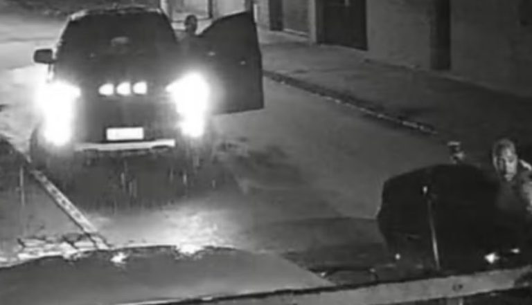 Vídeo mostra desespero do pai ao sair do carro após filha ser baleada em tentativa de assalto no RJ