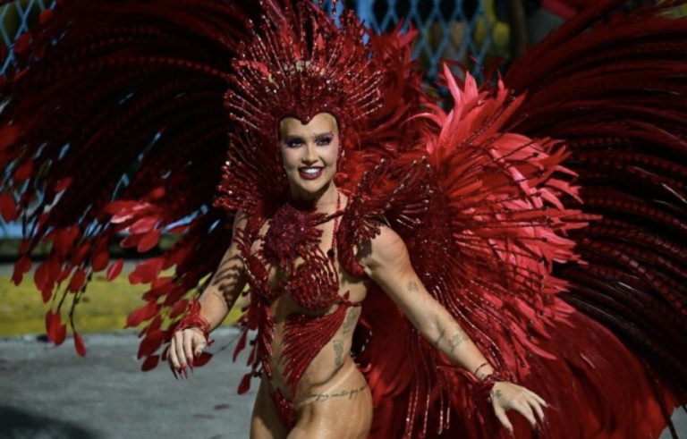 Tapa-sexo de Virginia descola no desfile da Grande Rio; incidente causou desconforto á influenciadora, veja o vídeo.