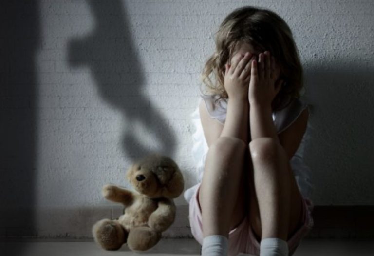 Homem é preso em Sinop após aterrorizar a filha de 6 anos e destruir a casa da esposa.