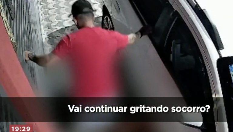 Vídeo chocante mostra mulher tentando fugir do marido e sendo mais uma vítima de feminicídio.