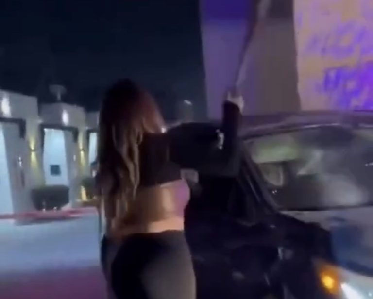Mulher pega marido com a empregada saindo de motel e quebra tudo.