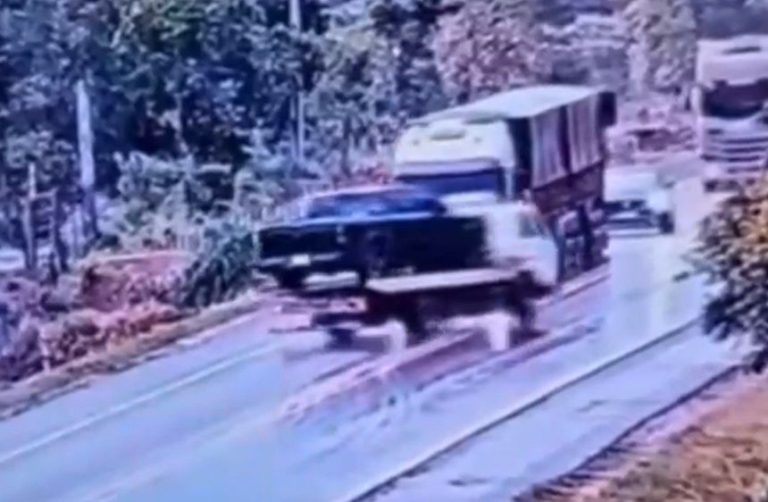 VÍDEO: motorista morre após caminhão guincho escorregar e bater contra carreta na BR-364 em MT