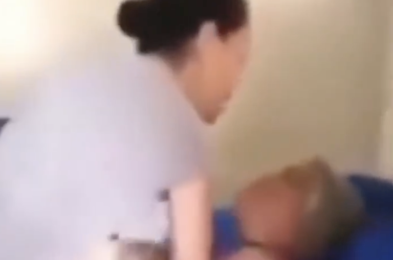 Pastora e cantora gospel agride sogra enquanto filho grava vídeo de sua mãe sendo espancada