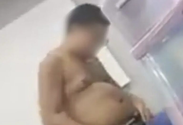 Estudante surta em sala de aula e fica nu em universidade; veja vídeo
