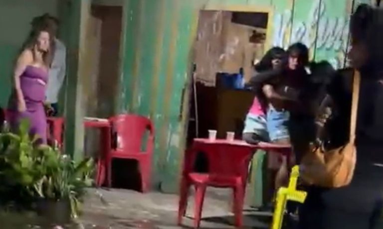 Briga de mulheres em bar termina com vítima esfaqueada; veja o video.