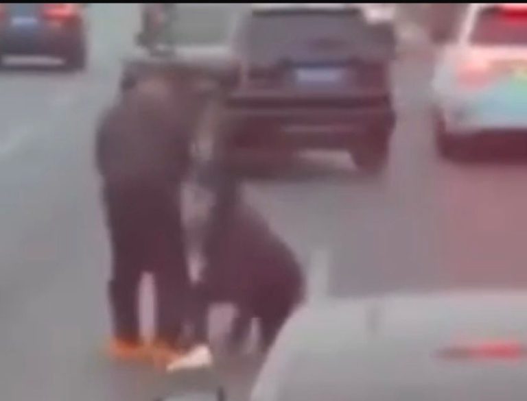 Marido traído ataca amante de esposa com machado em rua movimentada; veja o vídeo.