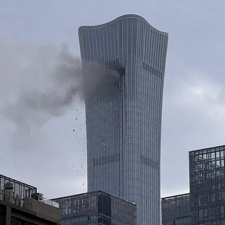 Avião de pequeno porte colide com o arranha-céu mais alto de Pequim e deixa um morto; veja vídeo