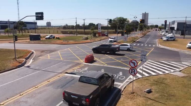 Novo semáforo entra em funcionamento na Avenida Alexandre Ferronato para ordenar trânsito no acesso ao shopping