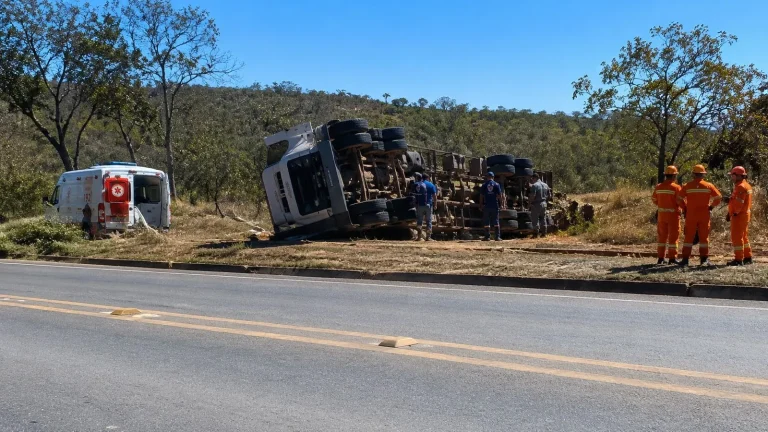 Caminhão tomba e deixa Jeep destruído em cena de causar espanto; Veja vídeo