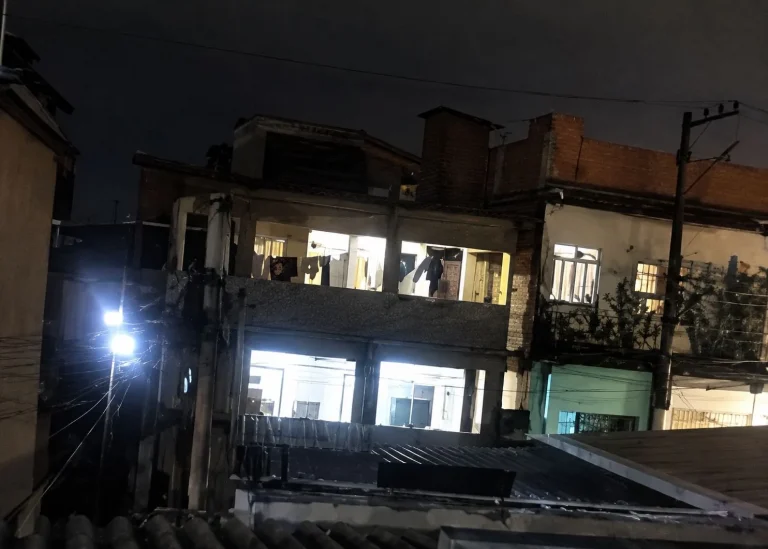 Bala perdida atinge ônibus e causa pânico em meio a confronto de facções; veja vídeo
