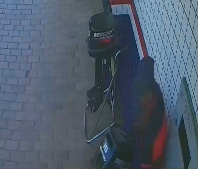 Flagrante em Sinop: Câmeras registram furto de motor de popa em frente a loja de móveis