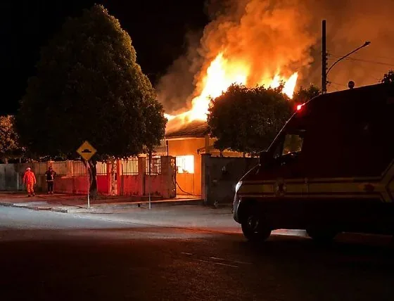Incêndio de grandes proporções destrói residência durante a madrugada em Alta Floresta; veja vídeo